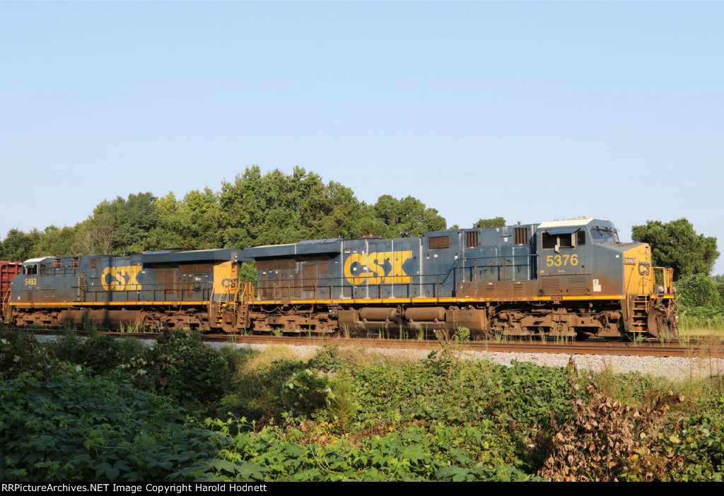 CSX 5376 & 5493 lead train L620 thru the yard 